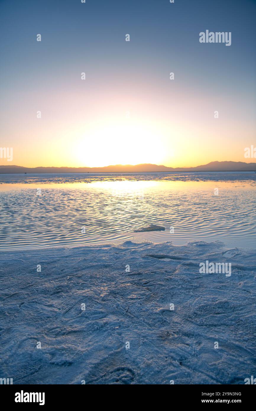 Una splendida foto del Lago Salato di Chaka durante il tramonto a Qinghai, in Cina, primo piano sul sale, copia spazio per il testo Foto Stock