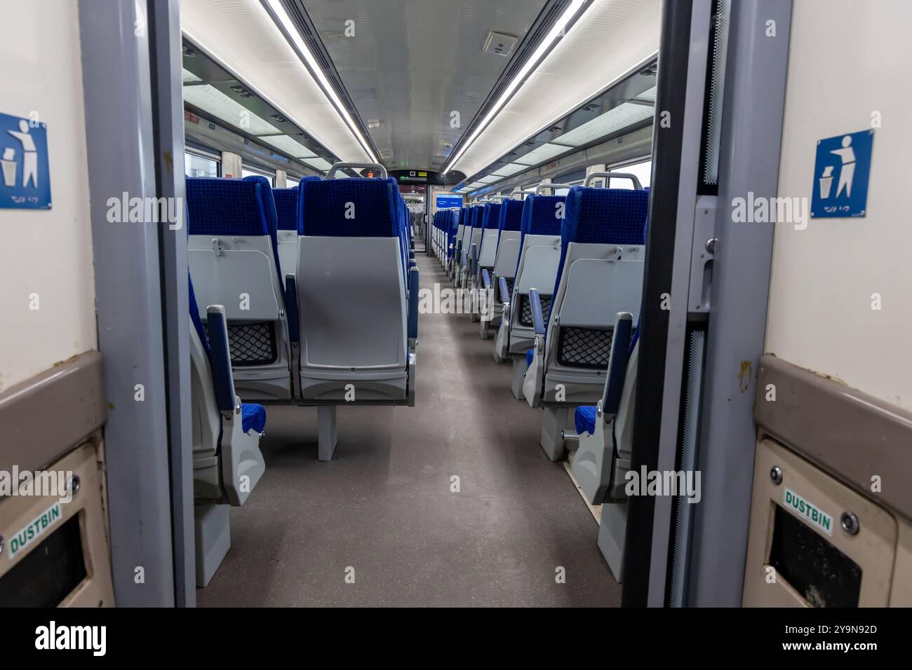 Pullman passeggeri con treno ad alta velocità con porta in vetro ad azionamento automatico durante il giorno viene scattata l'immagine di Vande bharat o treno ferroviario indiano ad Abu Foto Stock