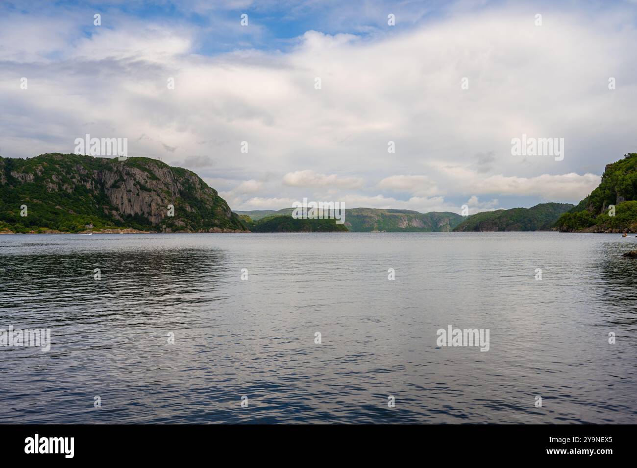 Ripide montagne che incorniciano Lyngdalsfjorden viste da Farsund Foto Stock