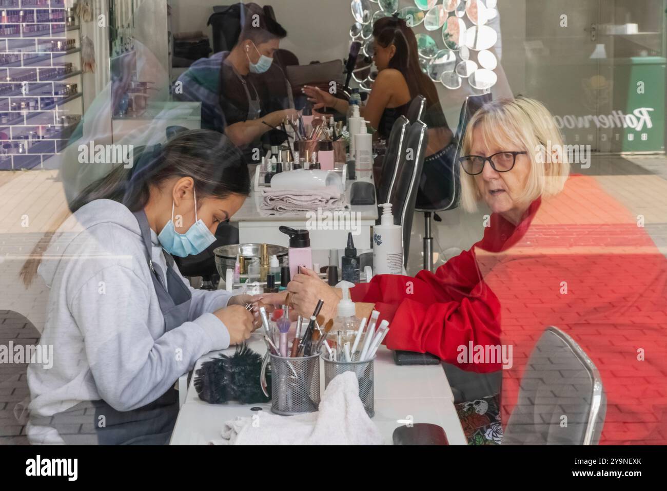Inghilterra, Kent, dover, scena di strada, donna al Nail Bar Foto Stock