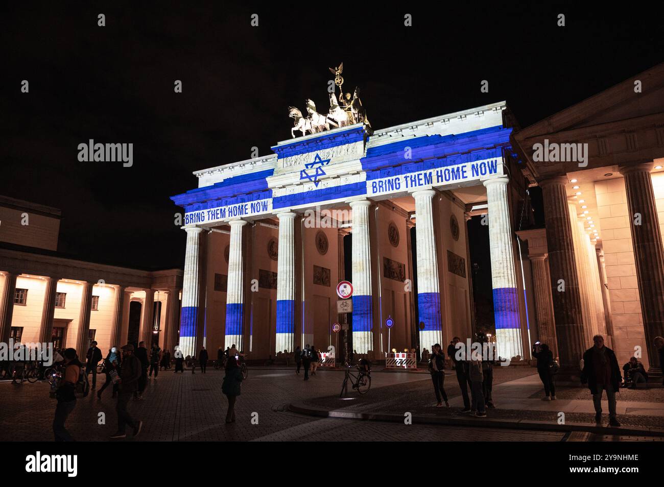 07.10.2024, Berlino, Germania, Europa - illuminazione della porta di Brandeburgo in solidarietà con Israele nel 1° anniversario dell'attentato del 7 ottobre. Foto Stock