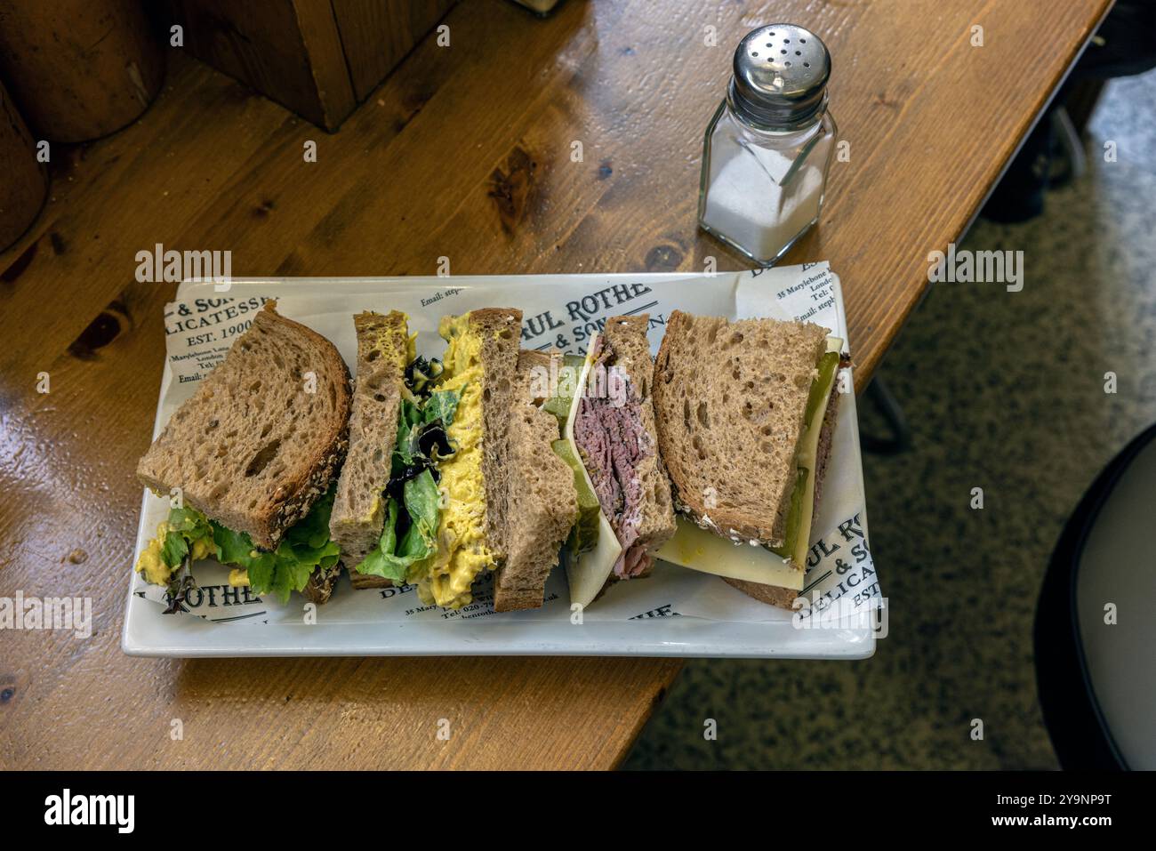 Primo piano di panini su piatto al Paul Rothe & Son deli a Marylebone, Londra, United Kingdome. Foto Stock