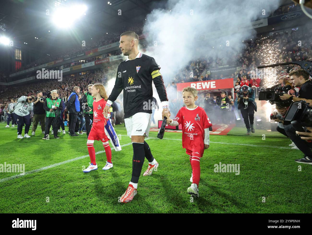 Colonia, Germania. 10 ottobre 2024. Firo : 10.10.2024, calcio, addio Lukas Podolski 1.FC Cologne ingresso fuochi d'artificio Lukas Podolski con bambini crediti: dpa/Alamy Live News Foto Stock