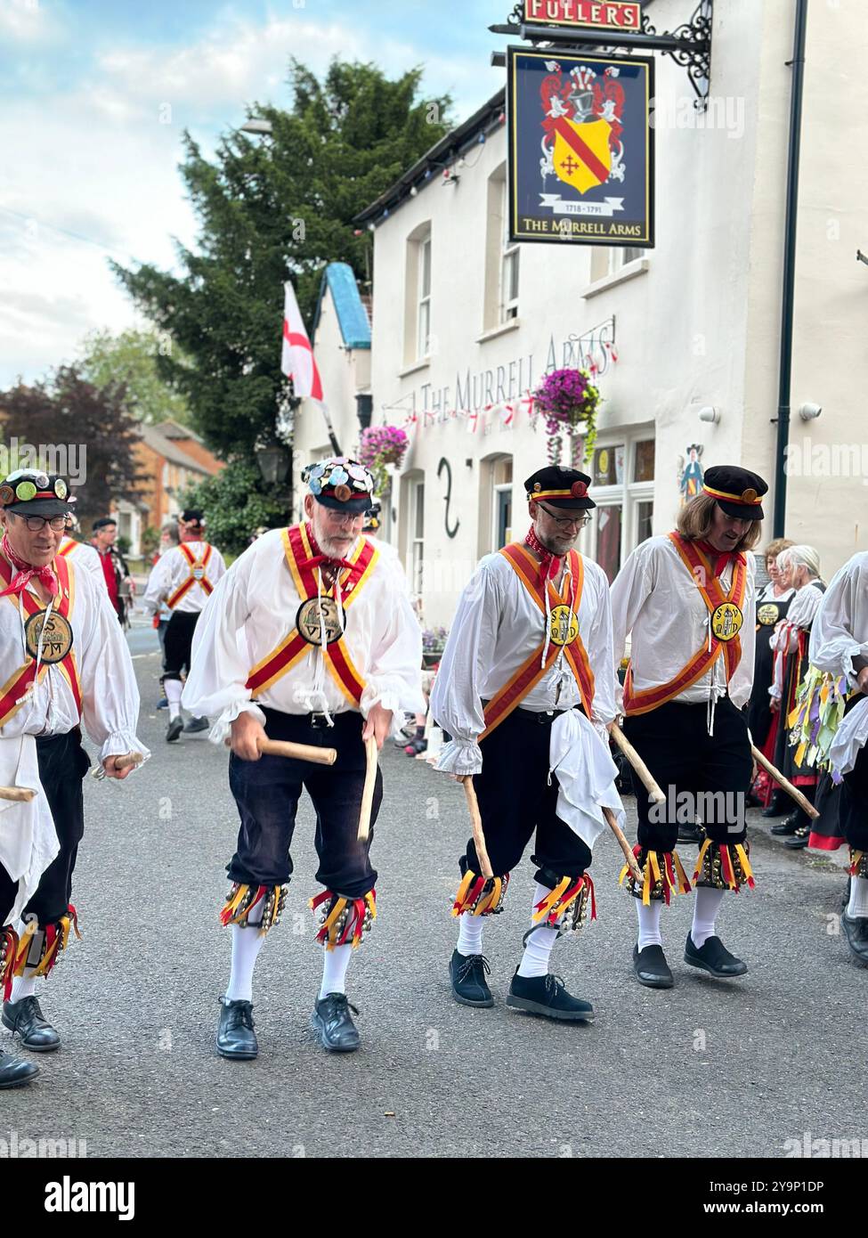 Sompting Village Morris si esibisce al pubblico di Murrell Arms. Barnham, West Sussex, Regno Unito - Immagine stock catturata con smartphone