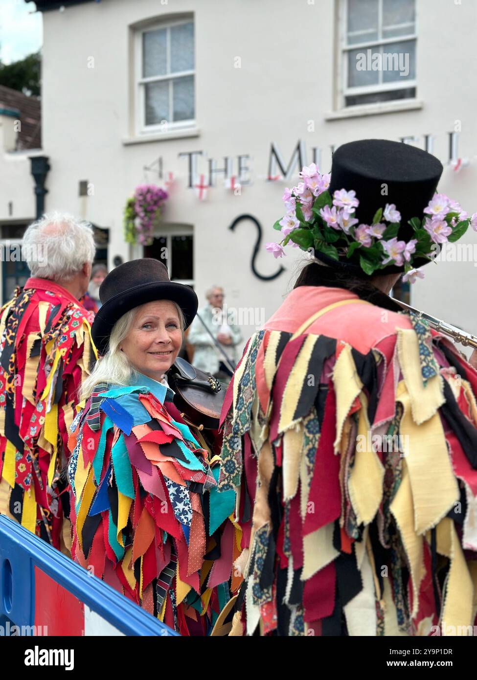 Sompting Village Morris si esibisce al pubblico di Murrell Arms. Barnham, West Sussex, Regno Unito - Immagine stock catturata con smartphone