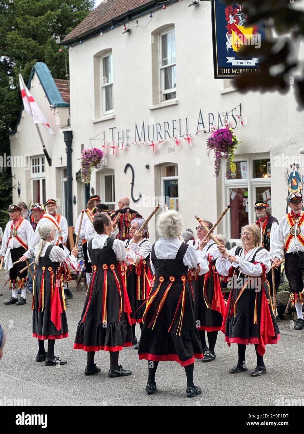 Sompting Village Morris si esibisce al pubblico di Murrell Arms. Barnham, West Sussex, Regno Unito - Immagine stock catturata con smartphone
