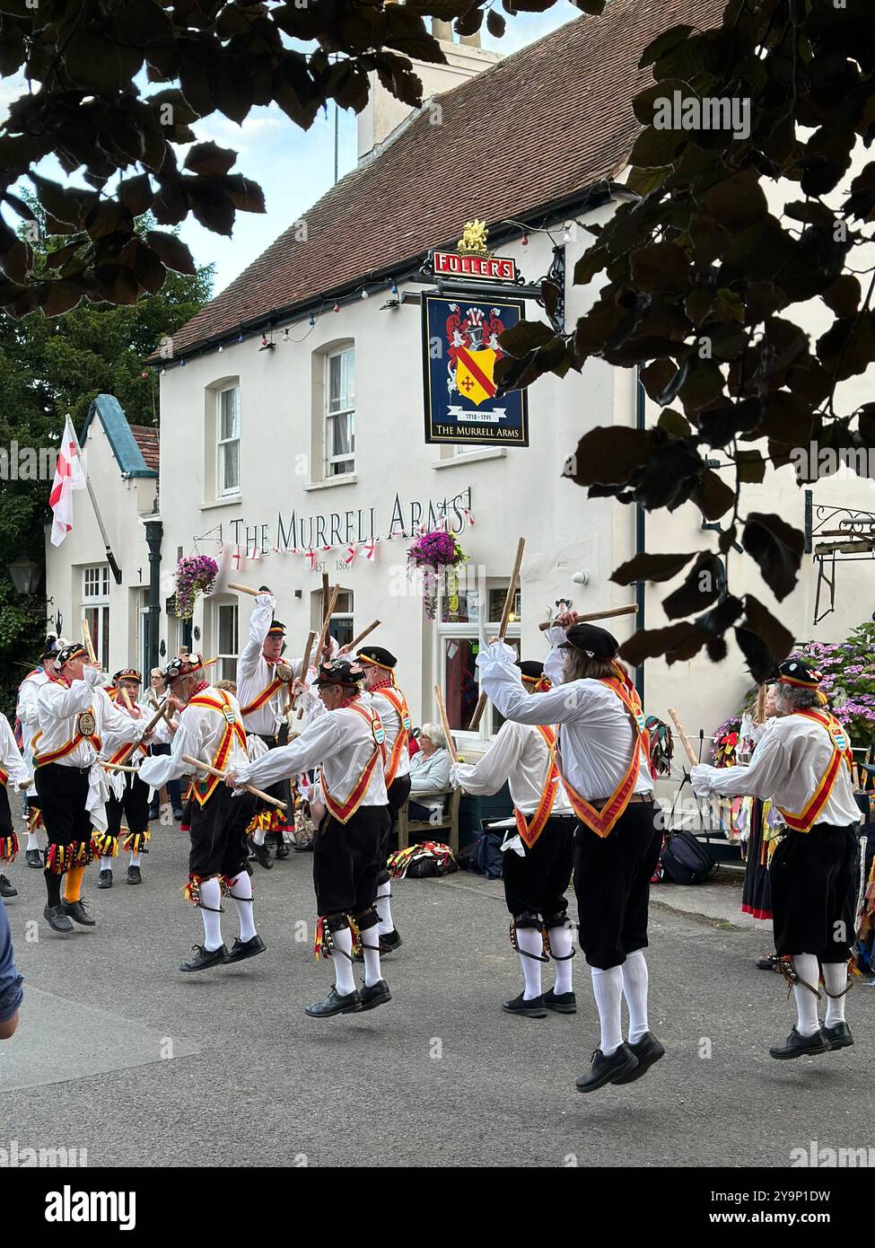 Sompting Village Morris si esibisce al pubblico di Murrell Arms. Barnham, West Sussex, Regno Unito - Immagine stock catturata con smartphone