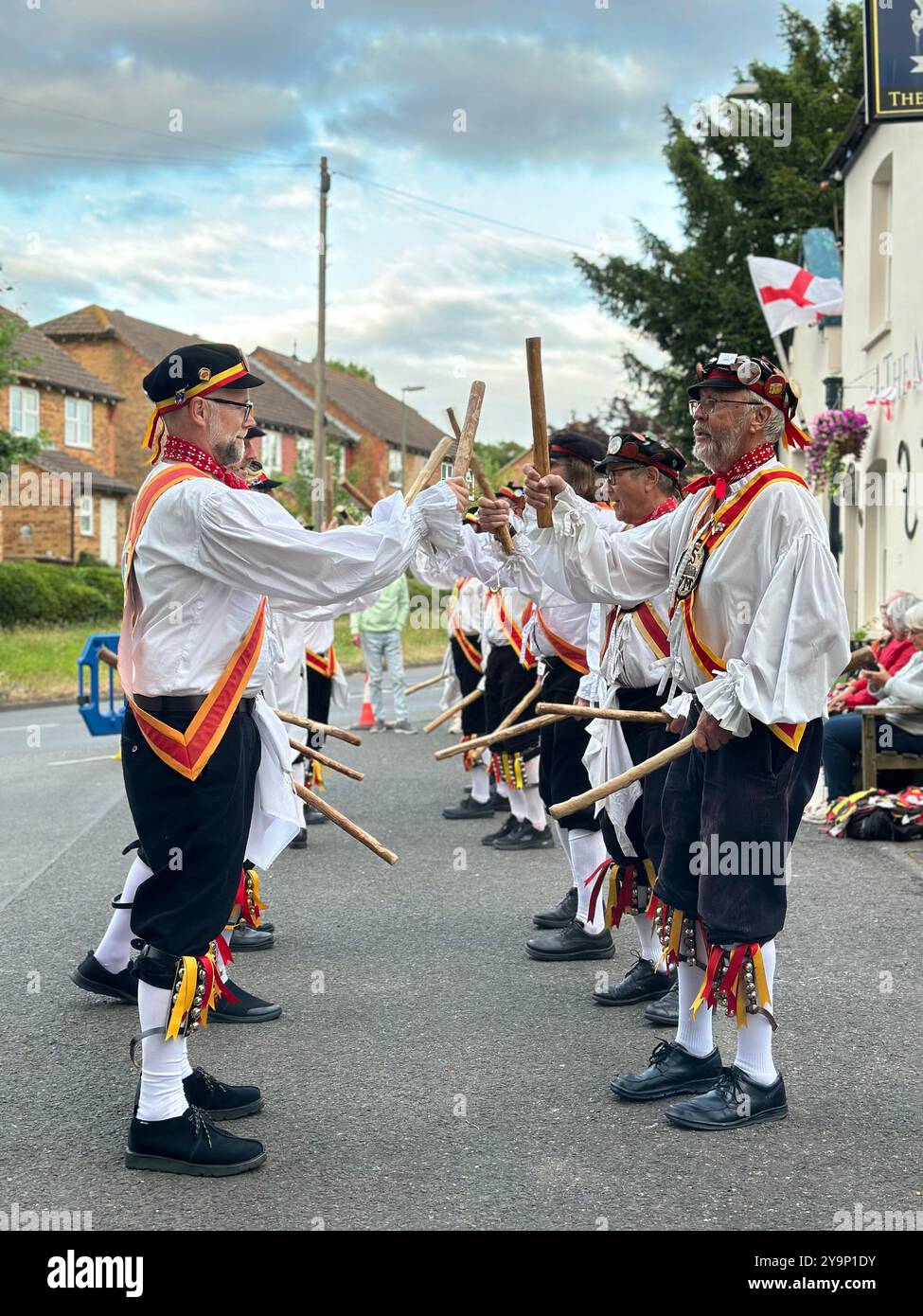 Sompting Village Morris si esibisce al pubblico di Murrell Arms. Barnham, West Sussex, Regno Unito - Immagine stock catturata con smartphone