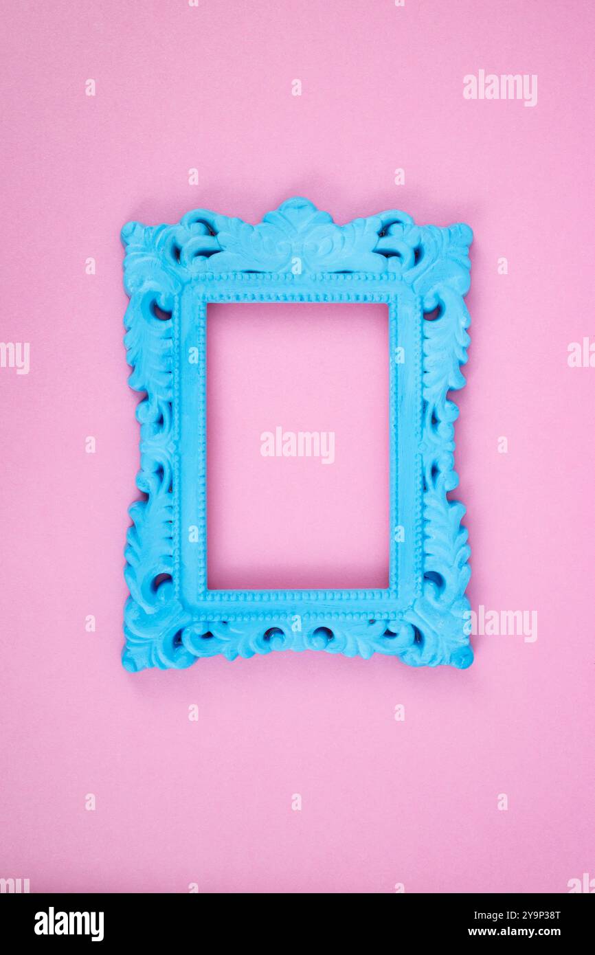 Sfondo in carta rosa con cornice classica blu, spazio di copia vuoto Foto Stock Sfondo in carta rosa con cornice classica blu, spazio di copia vuoto Foto Stock