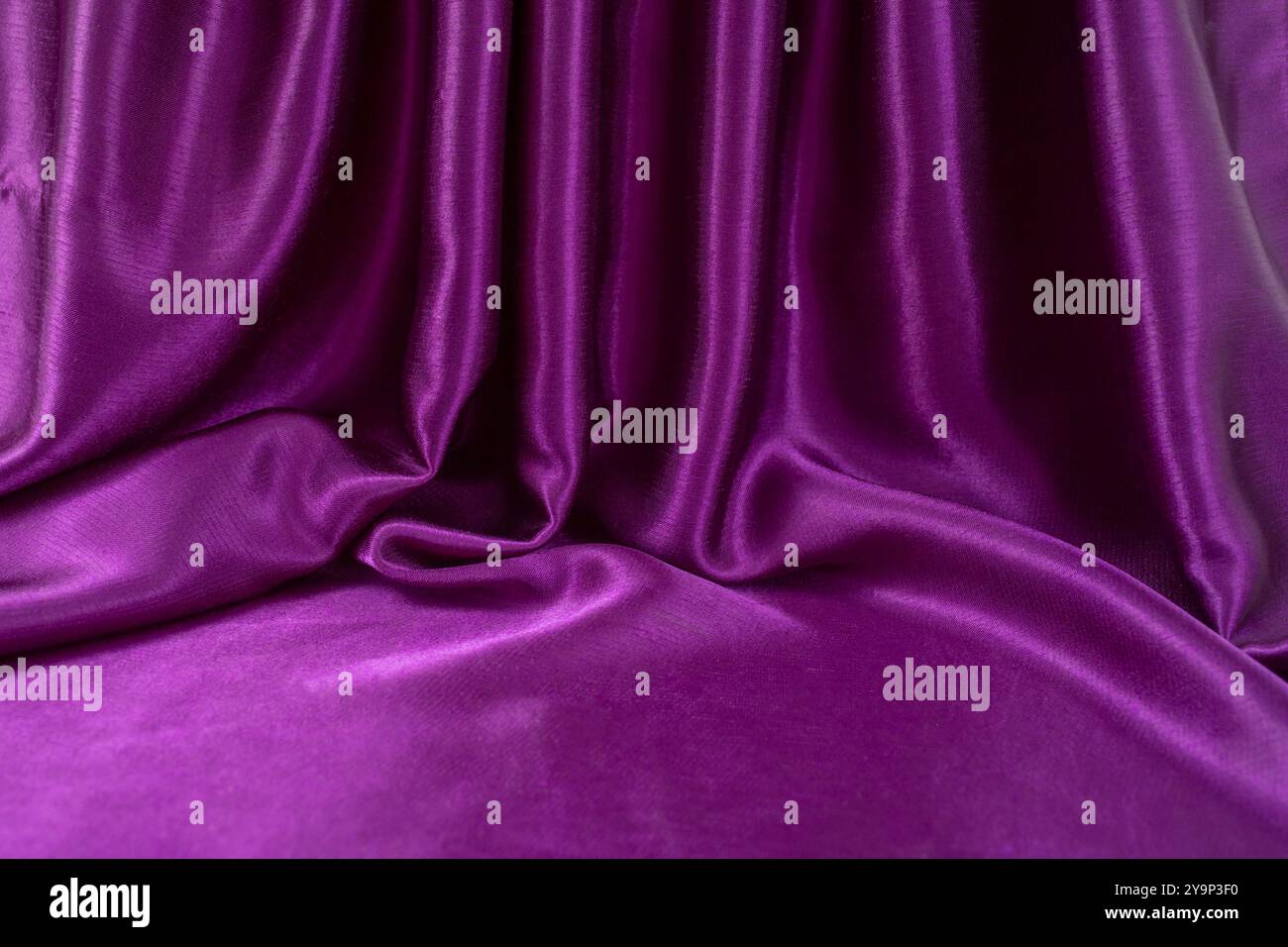 raso viola con pieghe e spazio vuoto per testo o prodotto Foto Stock