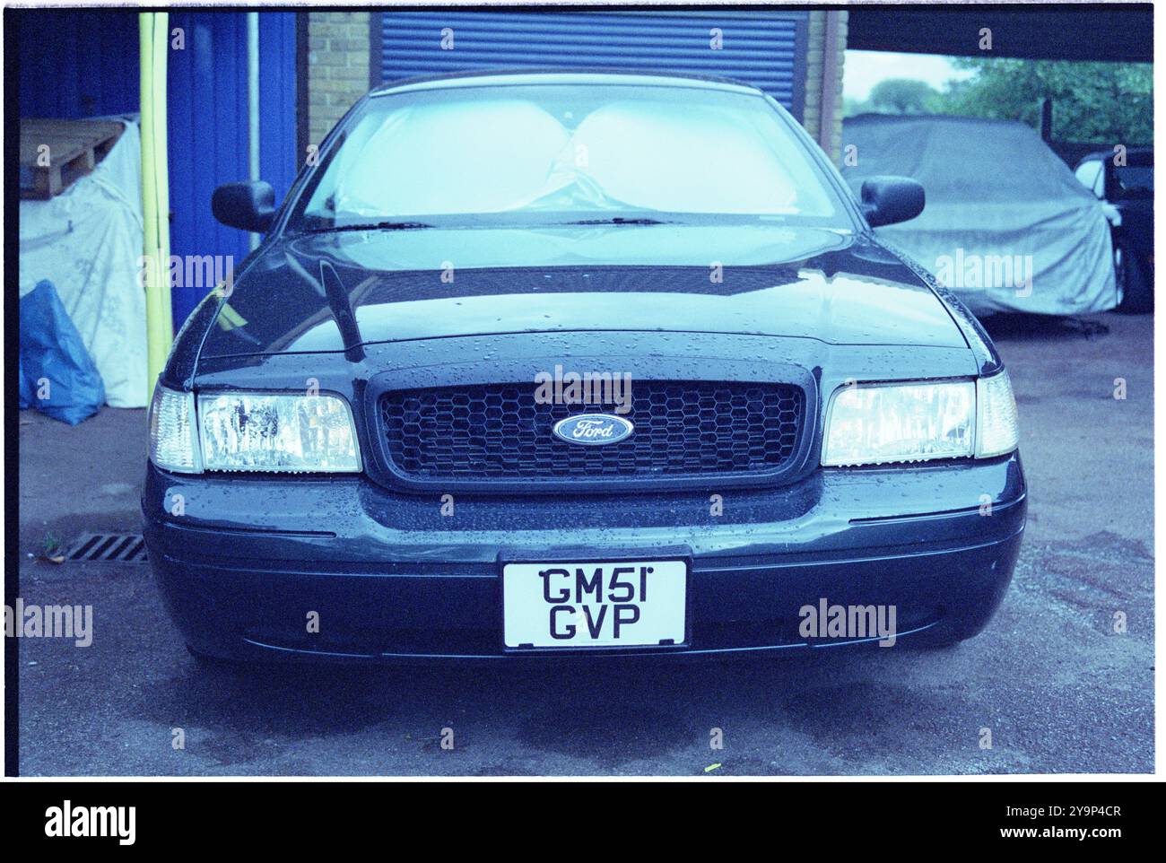 2001 Ford Crown Victoria Police Interceptor, conosciuta come P71 o CVPI, ad Aspen Green, quest'auto era un'auto della polizia, ora nel Regno Unito, girata su film Foto Stock