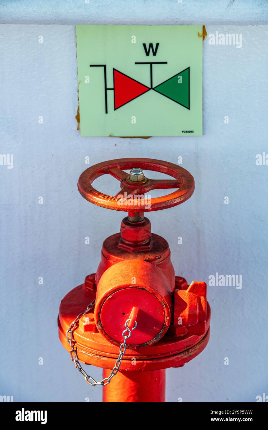 primo piano delle navi idrante antincendio con valvola ruota e babordo e marcatori rossi e verdi a tribordo, idrante antincendio dipinto di rosso brillante su una nave. Foto Stock primo piano delle navi idrante antincendio con valvola ruota e babordo e marcatori rossi e verdi a tribordo, idrante antincendio dipinto di rosso brillante su una nave. Foto Stock