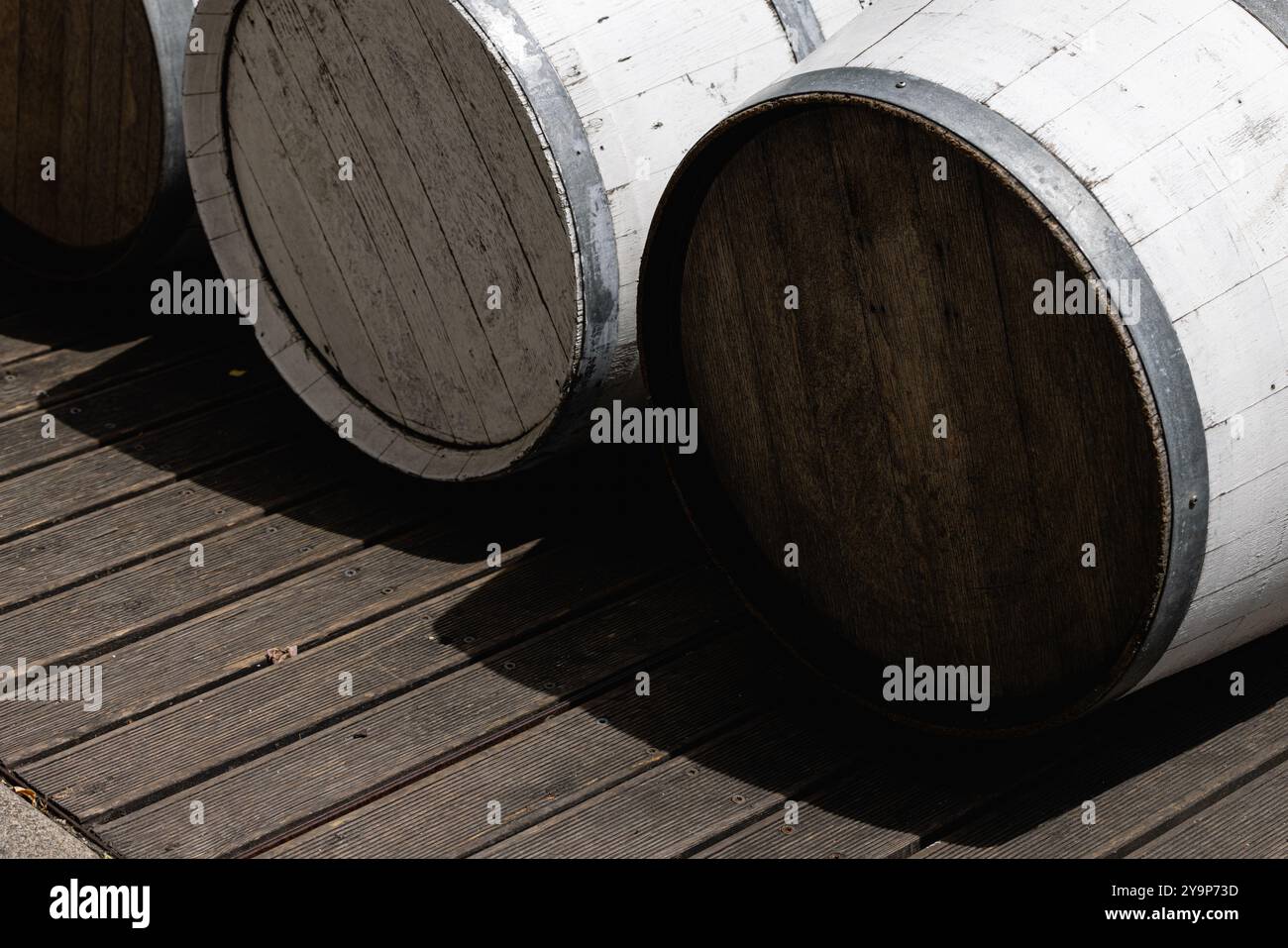 una grande botte di legno sorge su una strada cittadina Foto Stock