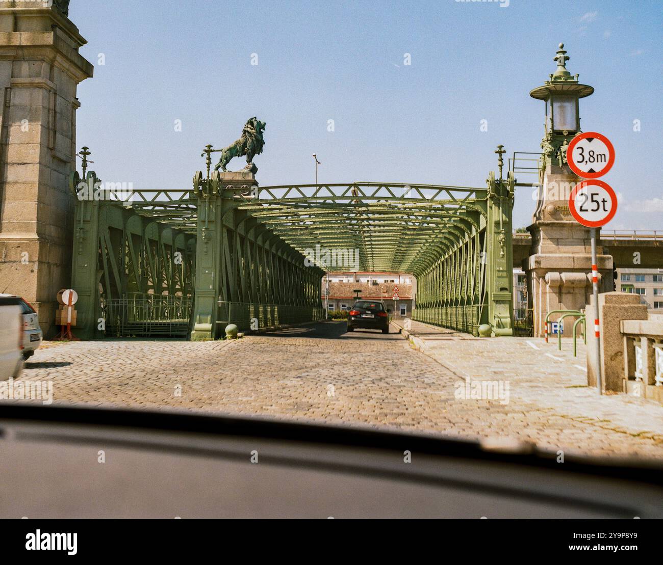 Ponte Schemerl sul canale del Danubio (Donaukanal) nel quartiere di Nussdorf, Vienna, Austria. Foto Stock