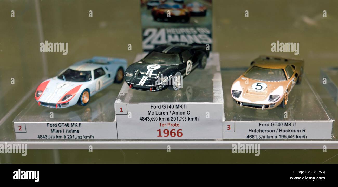 Modelli pressofusi di MkII, Ford GT40, raffiguranti il podio della 24 ore di le Mans 1966, quando Ken Miles fu tradito dalla tripla corona da Leo Beebe, direttore delle corse Ford Foto Stock