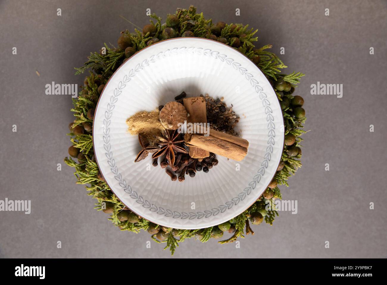 Spezie tradizionali natalizie a Bowl, sedute sulla Green Wreath Foto Stock