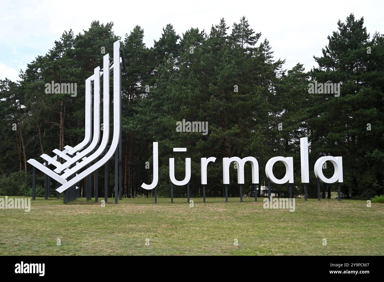 Jurmala, Lettonia - 23 luglio 2024: L'insegna di Jurmala nella città di Jurmala. Foto Stock