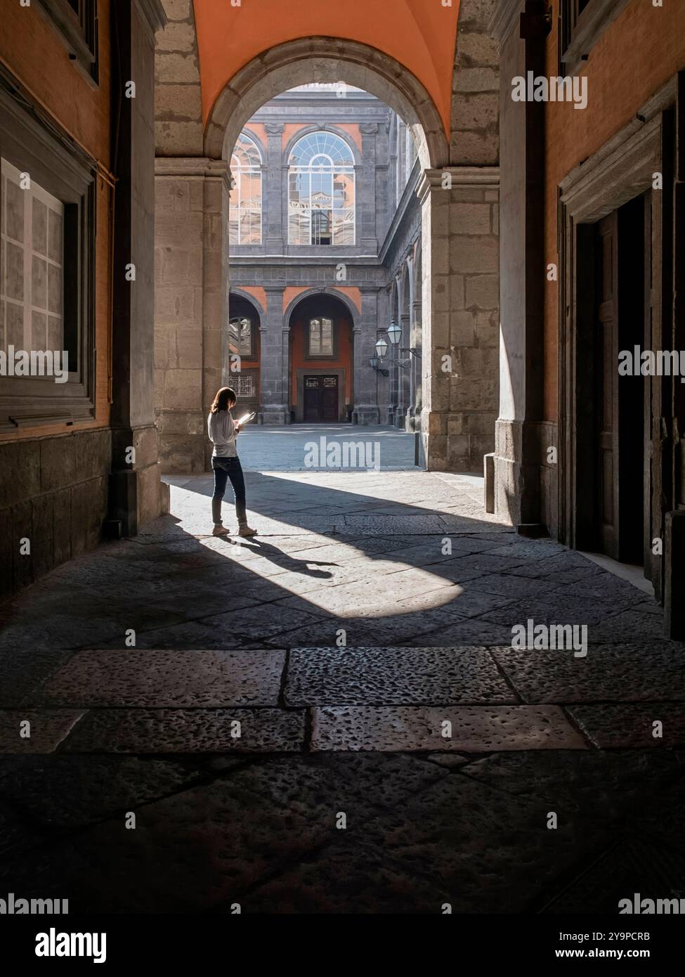 Donna turistica che legge una guida in città Foto Stock