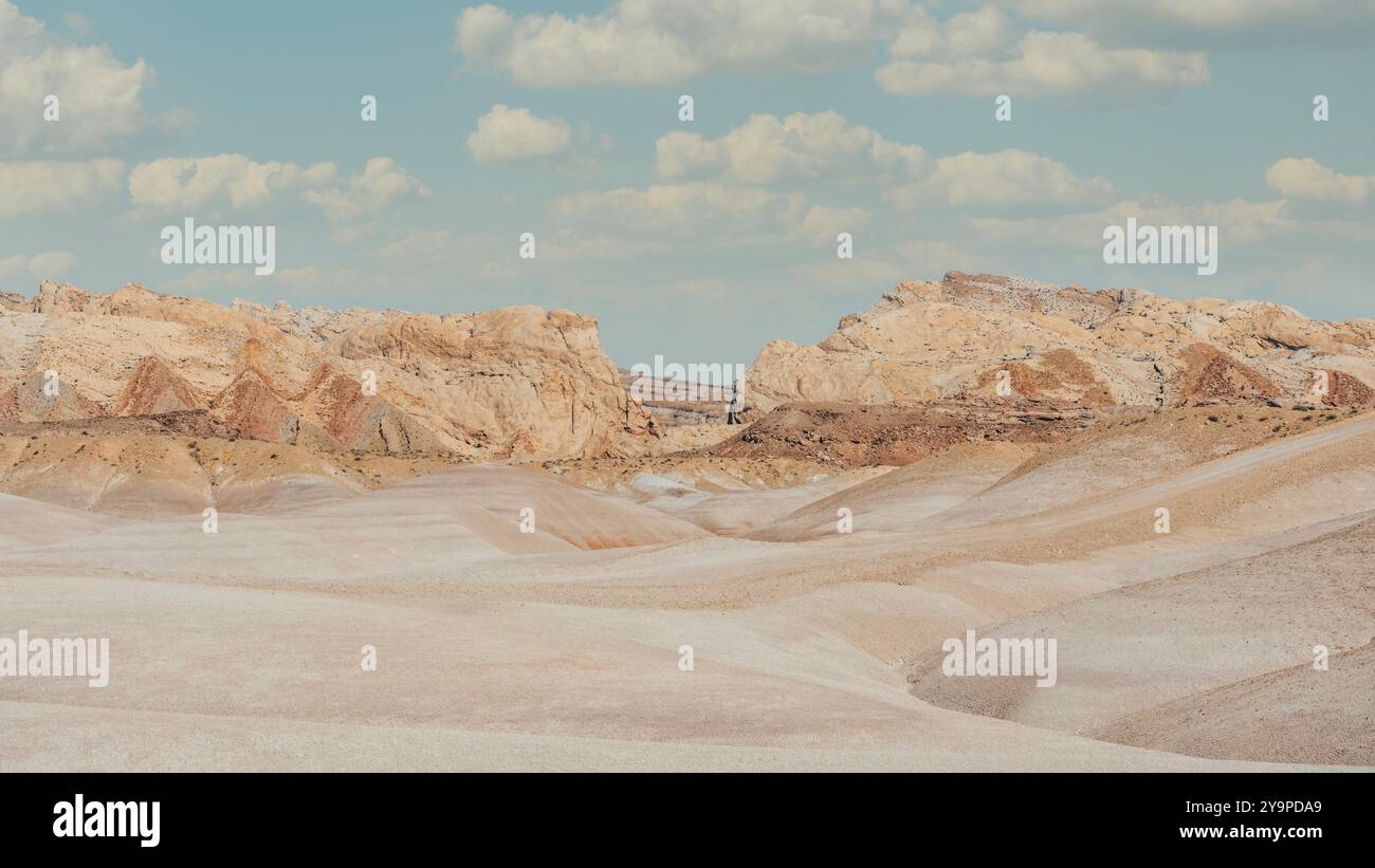 Paesaggio colorato del deserto di argilla di Bentonite con sfondo roccioso Foto Stock