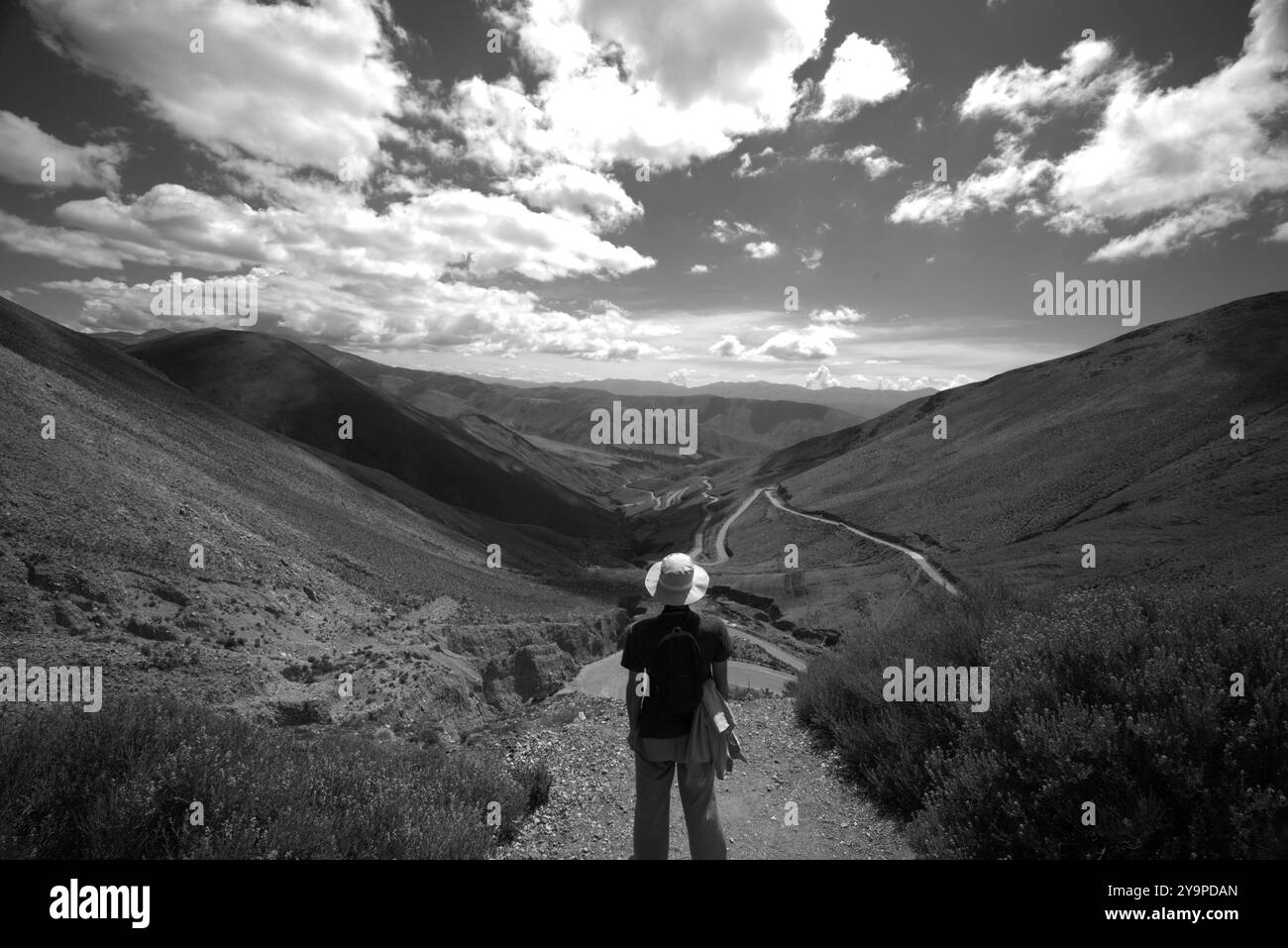 Turista argentino che ammira la bellezza delle Ande a Humahuaca Foto Stock