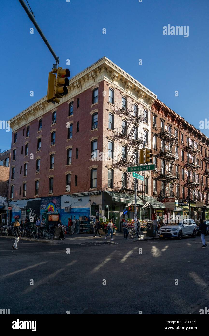 Angolo tra North 7th St e Bedford Ave. Brooklyn, New York, verticale Foto Stock