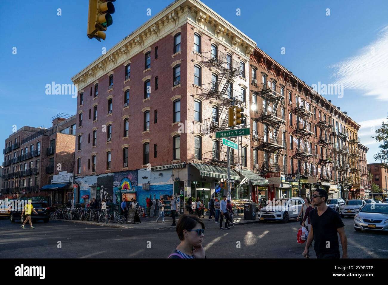 Angolo tra North 7th St e Bedford Ave. Brooklyn, New York Foto Stock