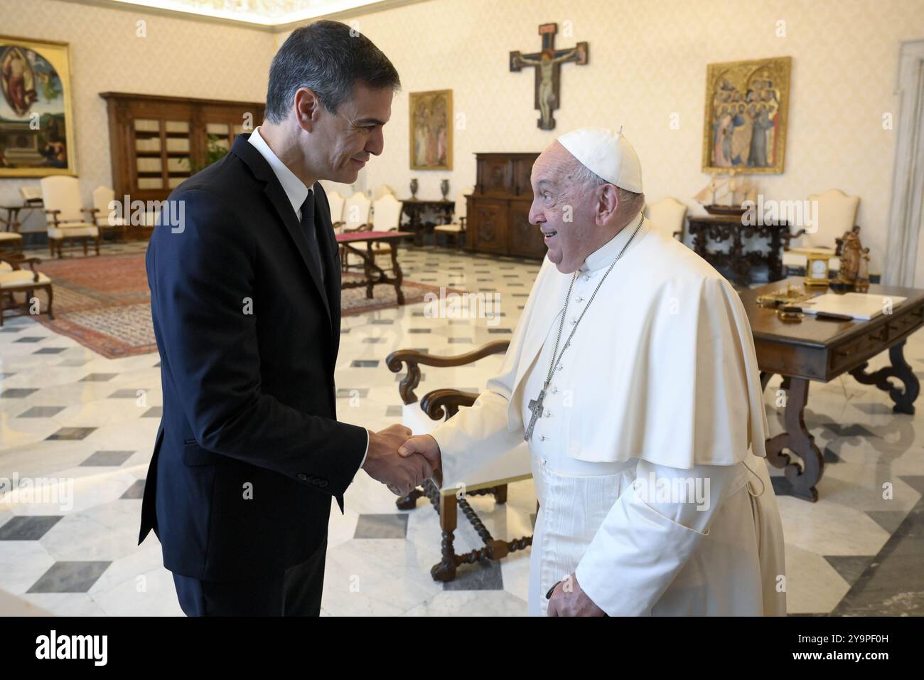 Italia, Roma, Vaticano, 11-10-2024 Papa Francesco riceve S.E... Pedro Sánchez Perez-Castejon, Presidente del governo di SpagnaFotografia di Vatican Media / Catholic Press foto LIMITATA ALL'USO EDITORIALE - NESSUNA COMMERCIALIZZAZIONE - NESSUNA CAMPAGNA PUBBLICITARIA Foto Stock