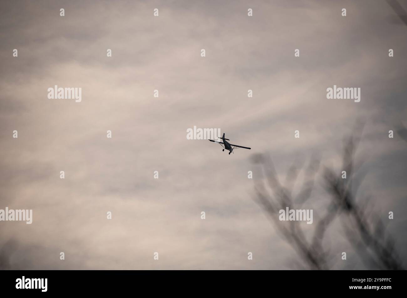 Orastioara de Sus, Hunedoara, Romania - 11 ottobre 2024 Scuola di aviazione, piccolo aereo esegue un volo di addestramento in una limpida giornata autunnale Foto Stock