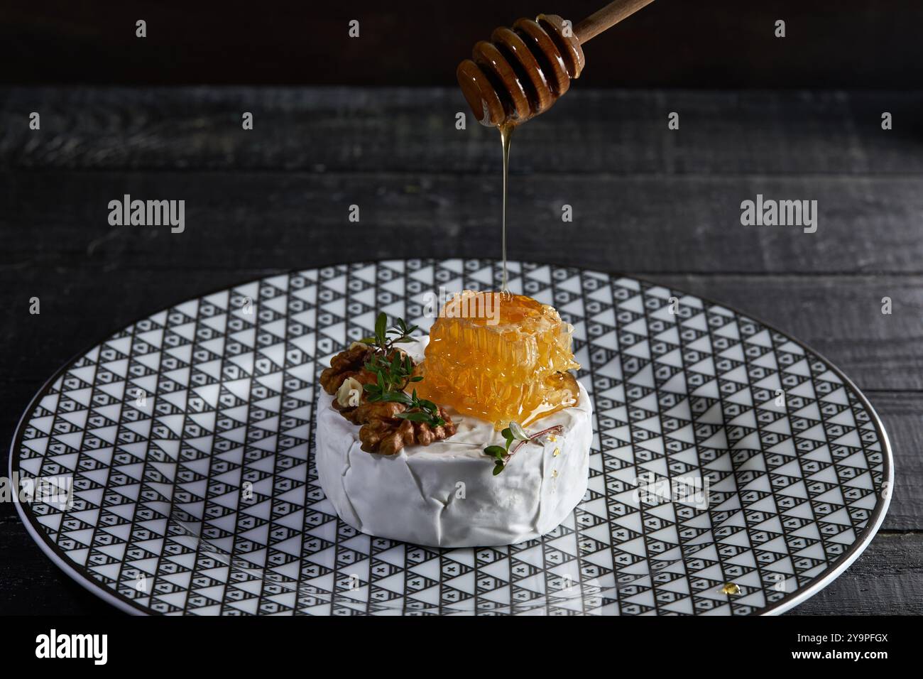 Miele a nido d'ape e formaggio con muffa con noci ed erbe aromatiche Foto Stock