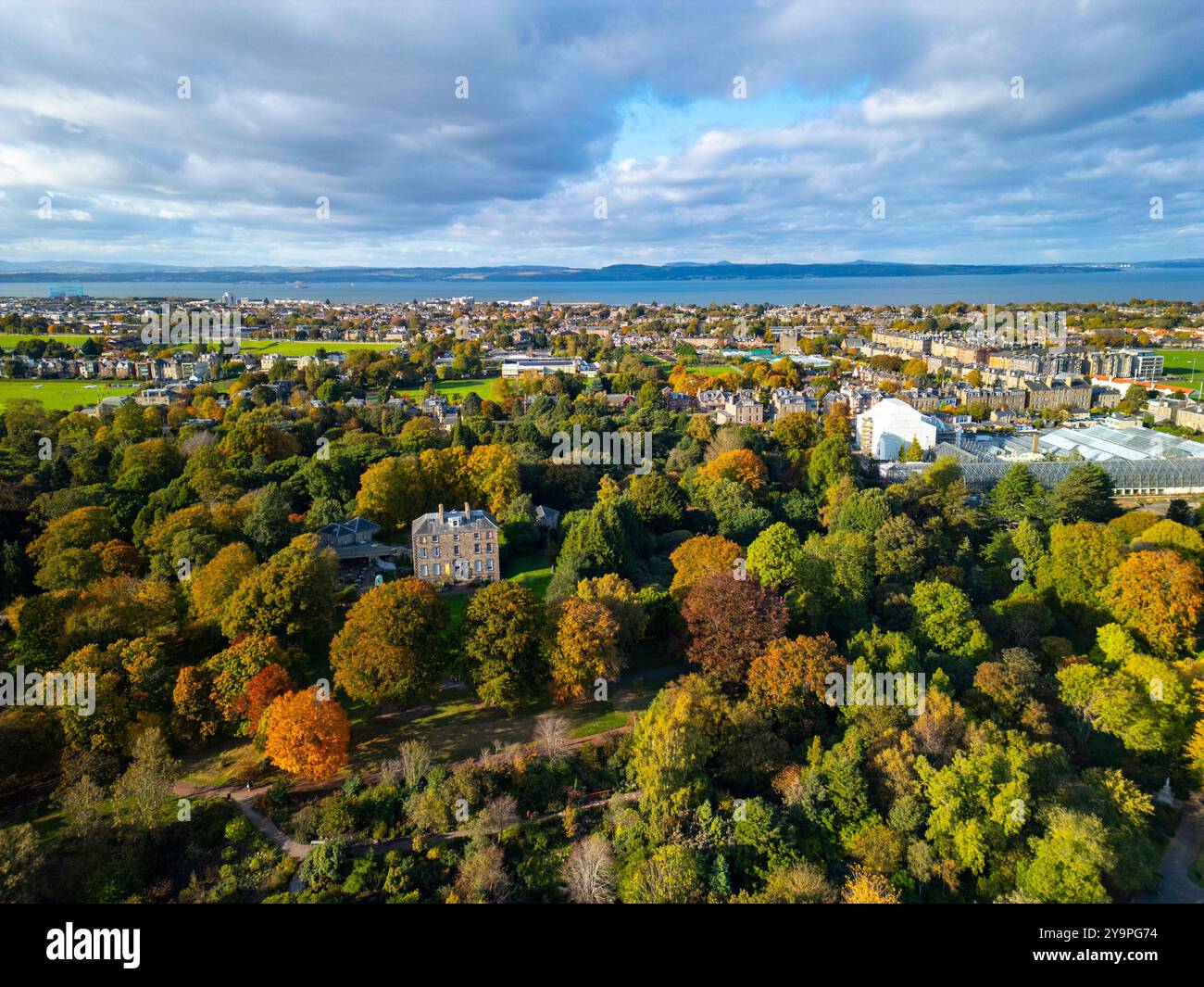 Vista aerea della Inverleith House nel Royal Botanic Garden con alberi dai colori autunnali, Inverleith, Edimburgo, Scozia, Regno Unito Foto Stock