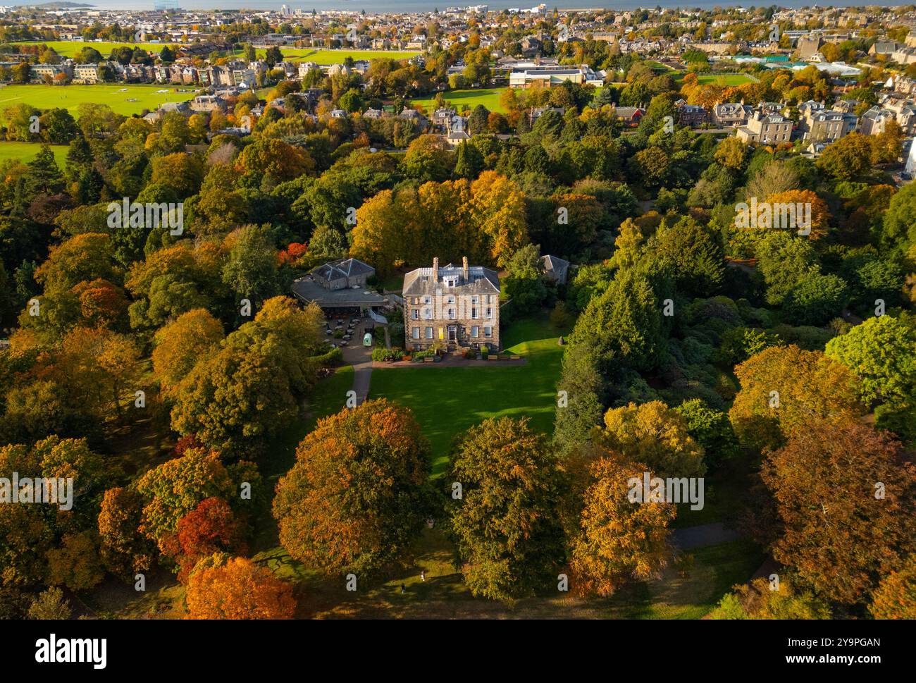 Vista aerea della Inverleith House nel Royal Botanic Garden con alberi dai colori autunnali, Inverleith, Edimburgo, Scozia, Regno Unito Foto Stock
