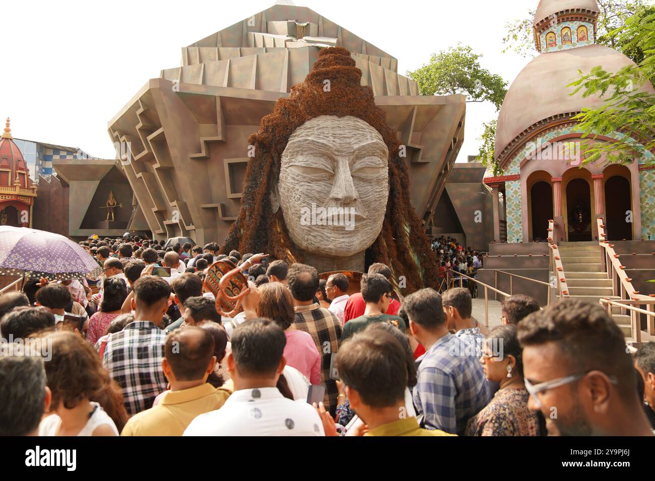 Kolkata, India. 10 ottobre 2024 - Kolkata celebra Durga Puja con l'entusiasta Pandal Hopping su Saptami. A Saptami, la città è piena di emozioni, mentre migliaia di devoti e festaioli si lanciano in strada per saltellare i panda, una parte centrale delle celebrazioni di Durga Puja. Gli iconici pandali di Calcutta meridionale hanno attirato folle di persone, ognuna con temi intricati e splendidi idoli della dea Durga. Decorazioni a tema, spettacoli culturali e spettacoli di luci si aggiungono all'atmosfera festosa. Nonostante la fretta, la gioia e la devozione del festival hanno creato un'esperienza indimenticabile per tutti. Foto Stock