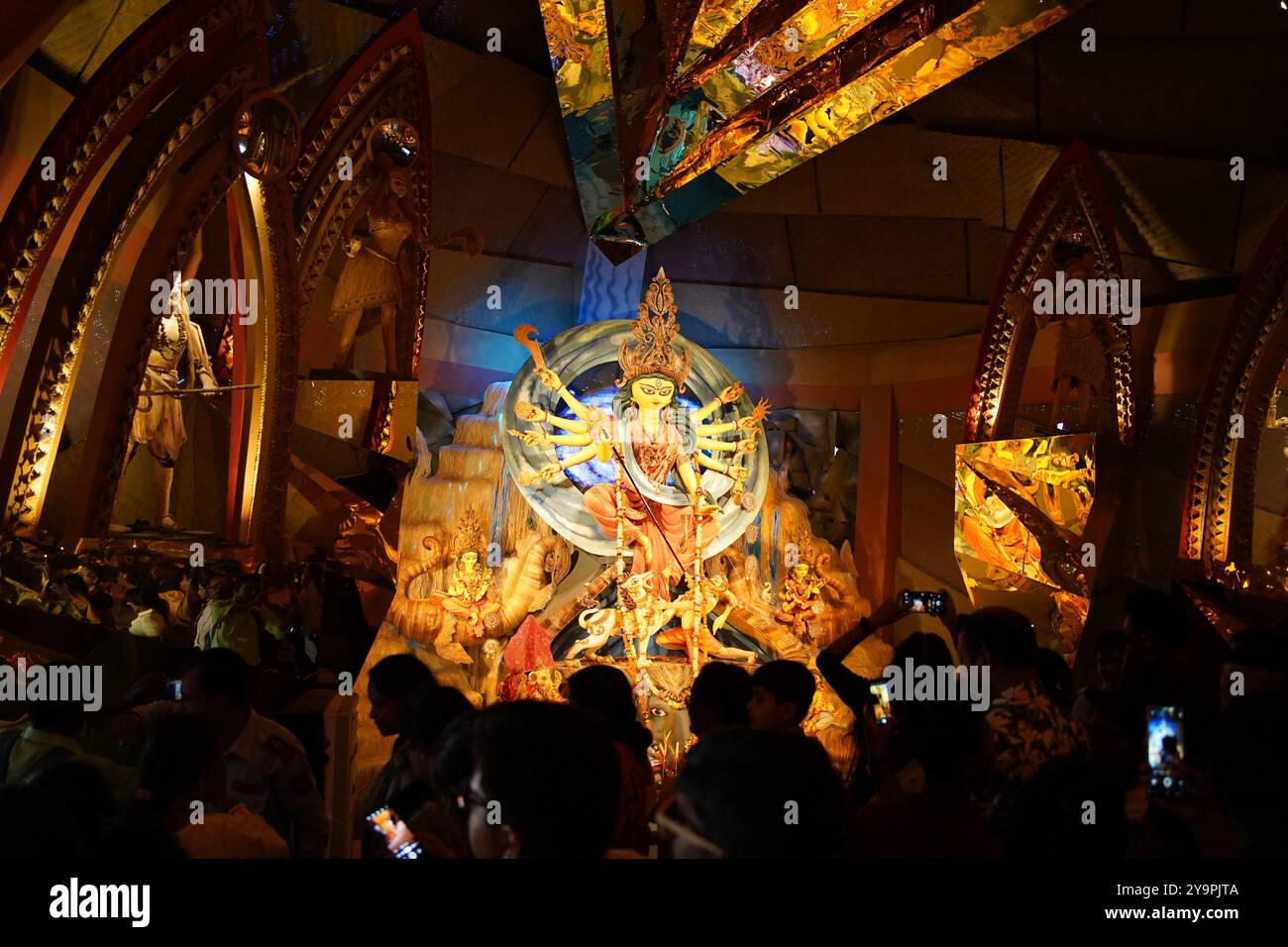 Kolkata, India. 10 ottobre 2024 - Kolkata celebra Durga Puja con l'entusiasta Pandal Hopping su Saptami. A Saptami, la città è piena di emozioni, mentre migliaia di devoti e festaioli si lanciano in strada per saltellare i panda, una parte centrale delle celebrazioni di Durga Puja. Gli iconici pandali di Calcutta meridionale hanno attirato folle di persone, ognuna con temi intricati e splendidi idoli della dea Durga. Decorazioni a tema, spettacoli culturali e spettacoli di luci si aggiungono all'atmosfera festosa. Nonostante la fretta, la gioia e la devozione del festival hanno creato un'esperienza indimenticabile per tutti. Foto Stock