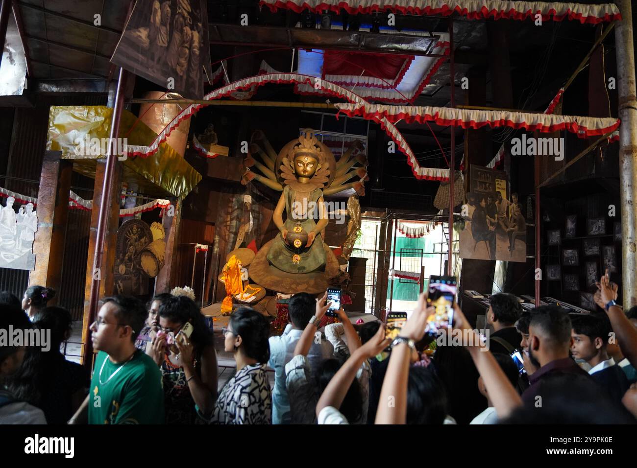 Kolkata, India. 10 ottobre 2024 - Kolkata celebra Durga Puja con l'entusiasta Pandal Hopping su Saptami. A Saptami, la città è piena di emozioni, mentre migliaia di devoti e festaioli si lanciano in strada per saltellare i panda, una parte centrale delle celebrazioni di Durga Puja. Gli iconici pandali di Calcutta meridionale hanno attirato folle di persone, ognuna con temi intricati e splendidi idoli della dea Durga. Decorazioni a tema, spettacoli culturali e spettacoli di luci si aggiungono all'atmosfera festosa. Nonostante la fretta, la gioia e la devozione del festival hanno creato un'esperienza indimenticabile per tutti. Foto Stock