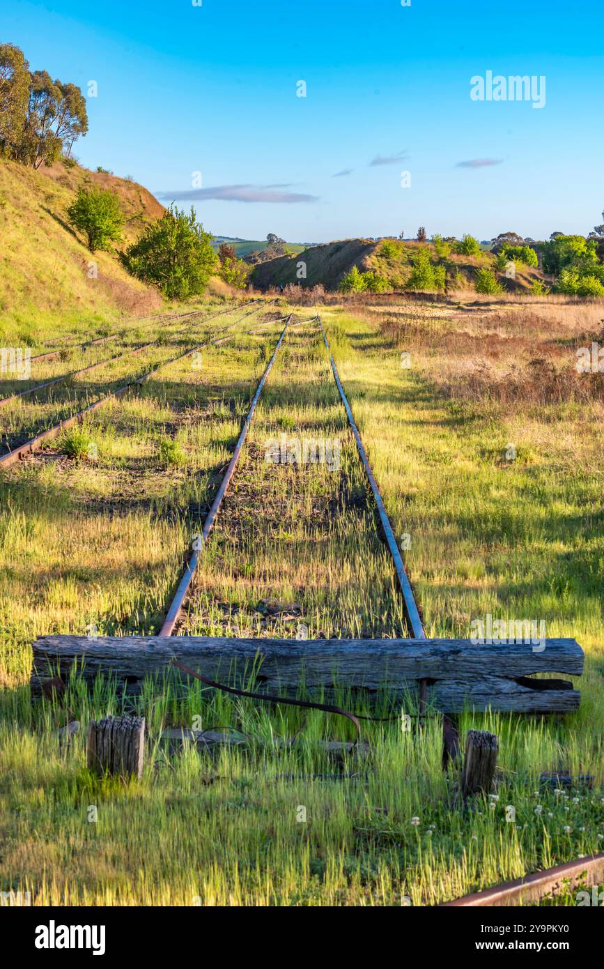 Una linea ferroviaria sopraelevata, in disuso, che terminava presso la stazione ferroviaria Carcoar, patrimonio dell'umanità, nel New South Wales centrale, Australia Foto Stock