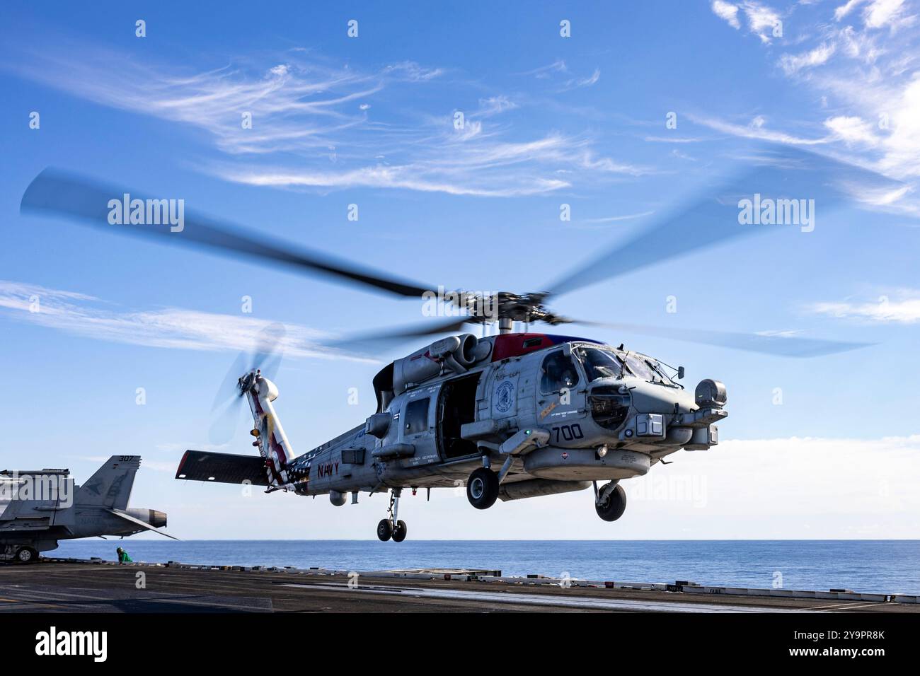 241008-N-KA812-1080 OCEANO ATLANTICO (8 ottobre 2024) un elicottero MH-60R Sea Hawk, attaccato al “Proud Warriors” della Helicopter Maritime Strike Squadr Foto Stock