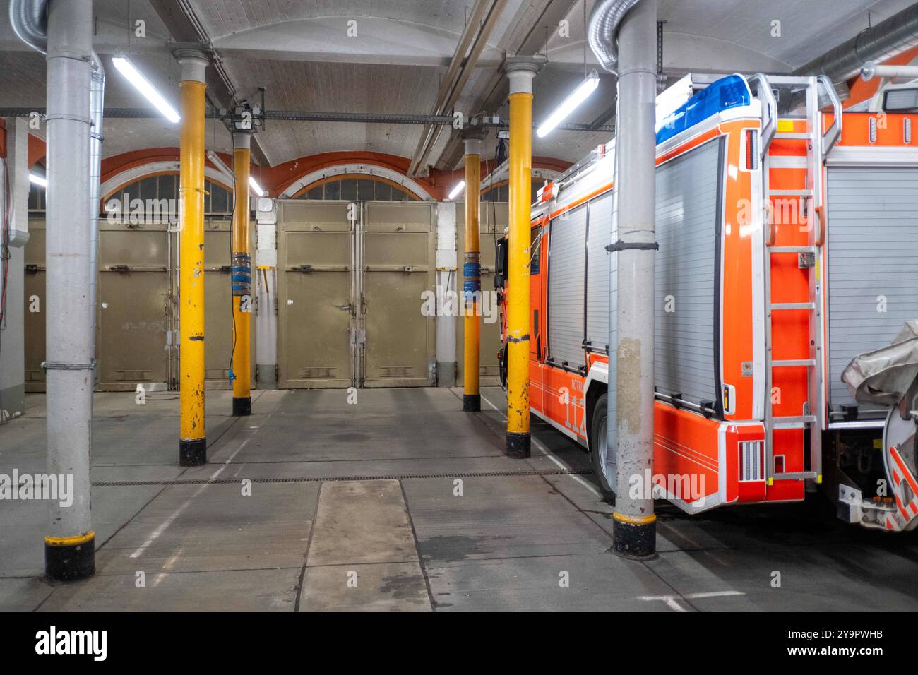 Leerer Platz eines zuvor ausgerückten Löschfahrzeugs der Berliner Feuerwehr in der Fahrzeughalle der Feuerwache 1300 a Berlino-Prenzlauer Berg. / Posto vuoto di un pompiere precedentemente utilizzato dei vigili del fuoco di Berlino nel salone dei vigili del fuoco 1300 a Berlino-Prenzlauer Berg. Berliner Feuerwehr *** posto vuoto di un motore antincendio precedentemente utilizzato dei vigili del fuoco di Berlino nella sala veicoli della stazione dei vigili del fuoco 1300 a Berlino Prenzlauer Berg posto vuoto di un motore antincendio precedentemente utilizzato dei vigili del fuoco di Berlino nella sala veicoli della stazione dei vigili del fuoco 1300 a Berlino Prenzlau Foto Stock