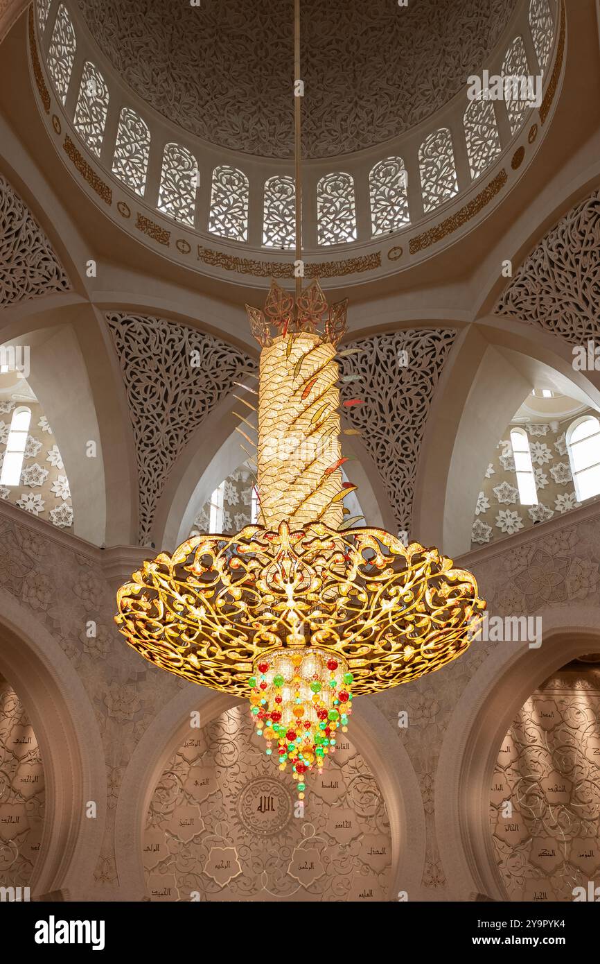 Bellissimo lampadario all'interno sul soffitto della grande Moschea Sheikh Zayed. All'interno della Moschea Sheikh Zayed, il secondo Candeliere più grande del mondo. Interno Foto Stock