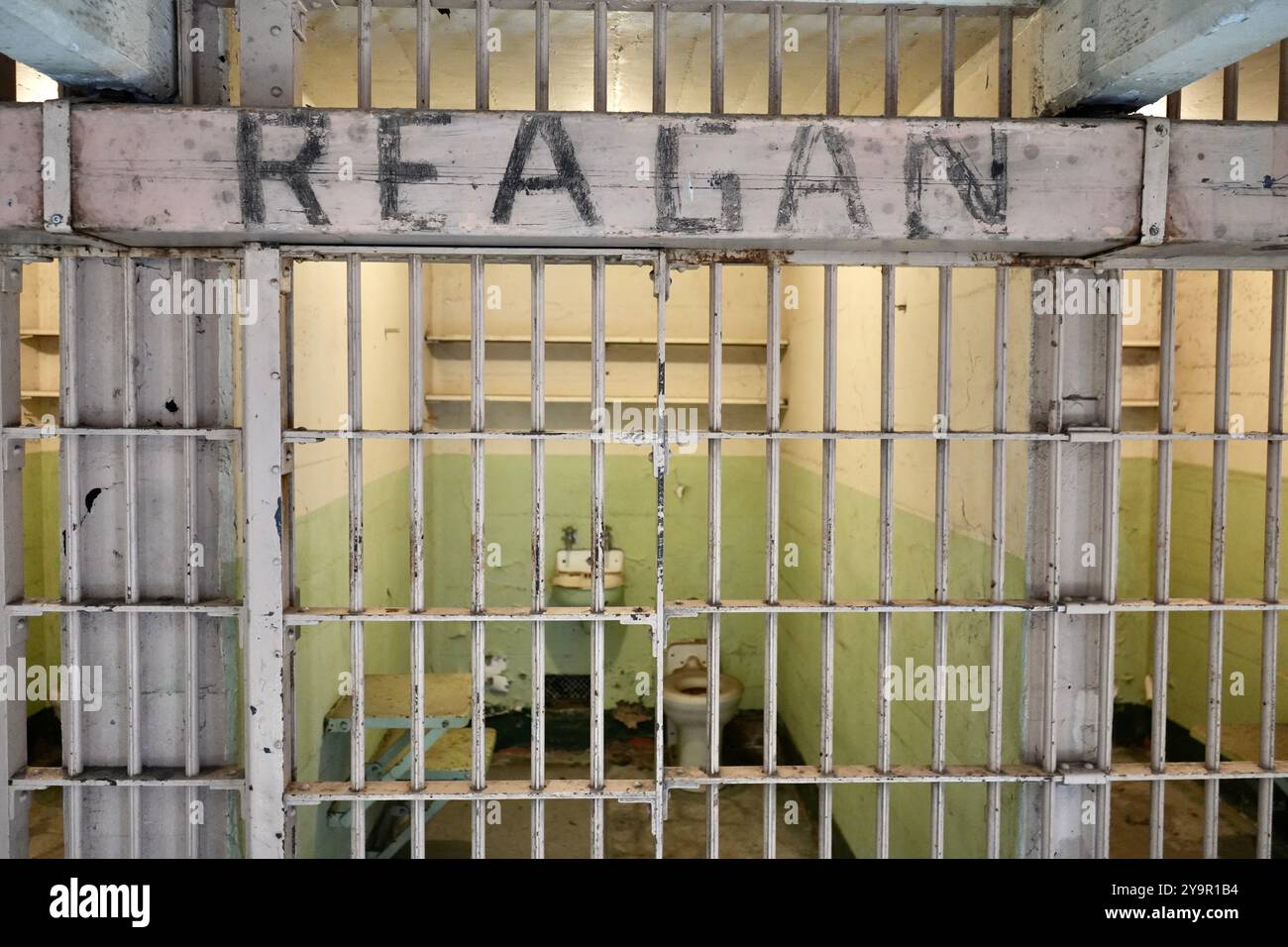 Alcatraz Prison Cell con il nome Reagan sulla porta. Foto Stock