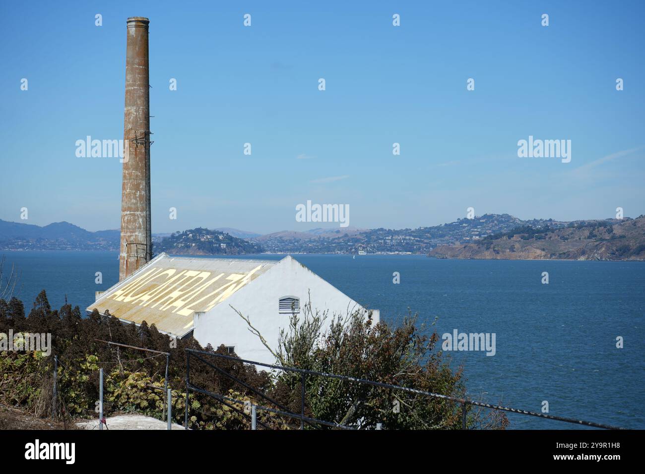 L'edificio della centrale elettrica e il camino con il testo di Alcatraz sul tetto. Foto Stock