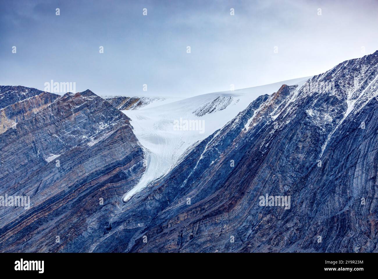 Ghiacciaio sospeso e strati rocciosi colorati nel Geologfjord, o il fiordo Geology, in una regione remota e disabitata del Nordest della Groenlandia National Foto Stock