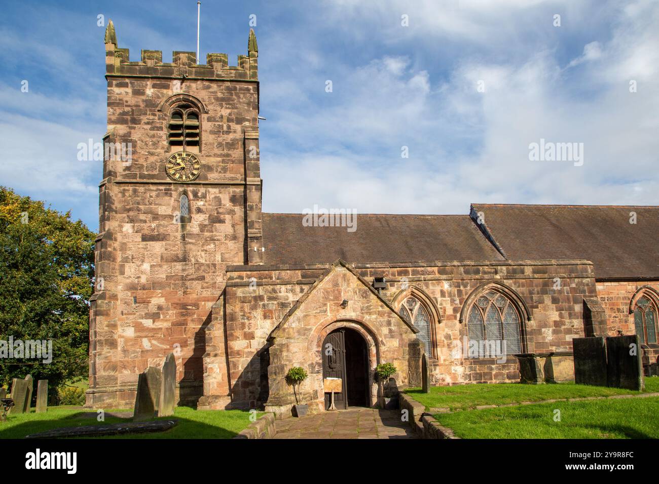 La Chiesa di Edoardo Confessore e sagrato del XIII secolo, Cheddleton Staffordshire Inghilterra Foto Stock