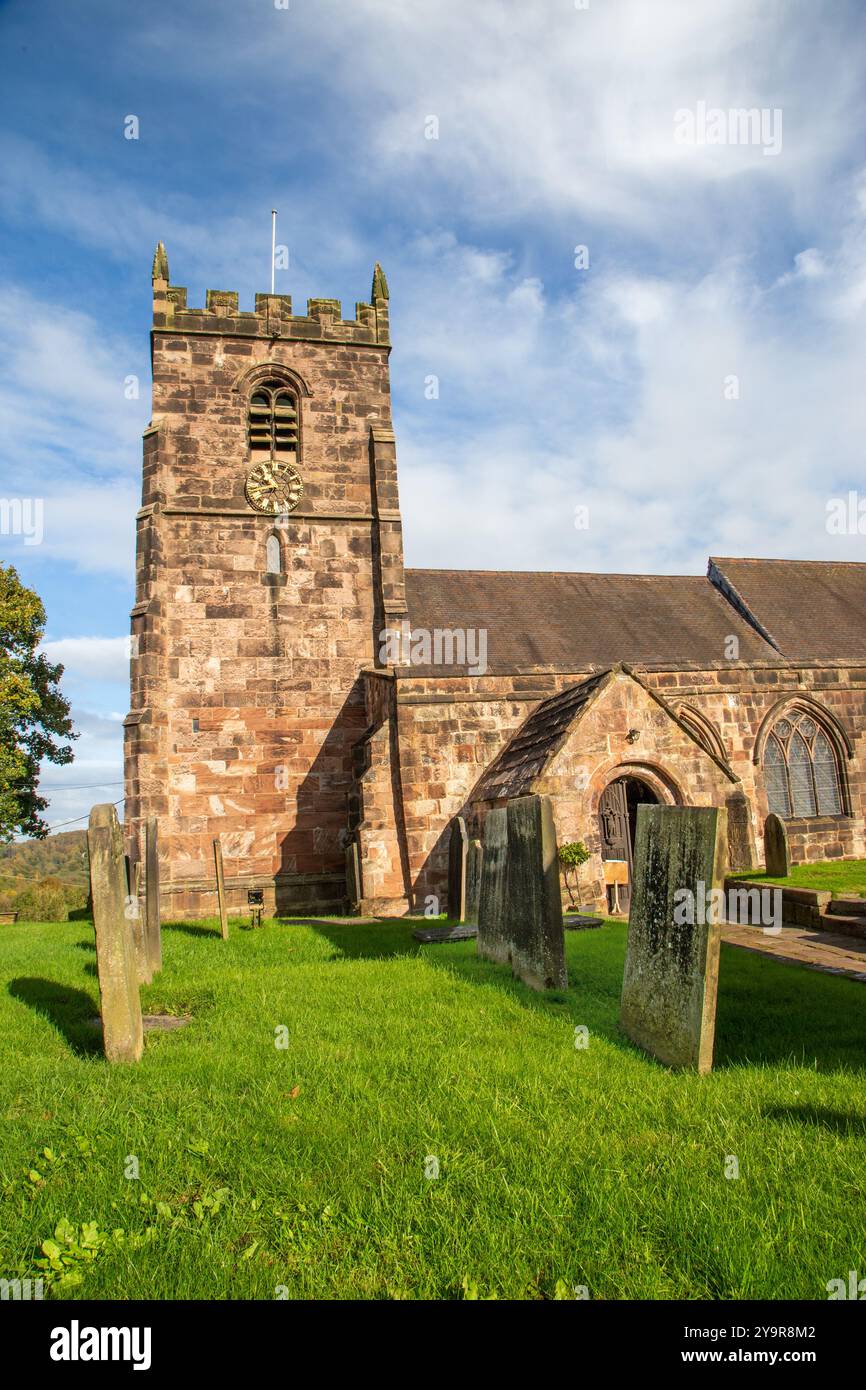 La Chiesa di Edoardo Confessore e sagrato del XIII secolo, Cheddleton Staffordshire Inghilterra Foto Stock