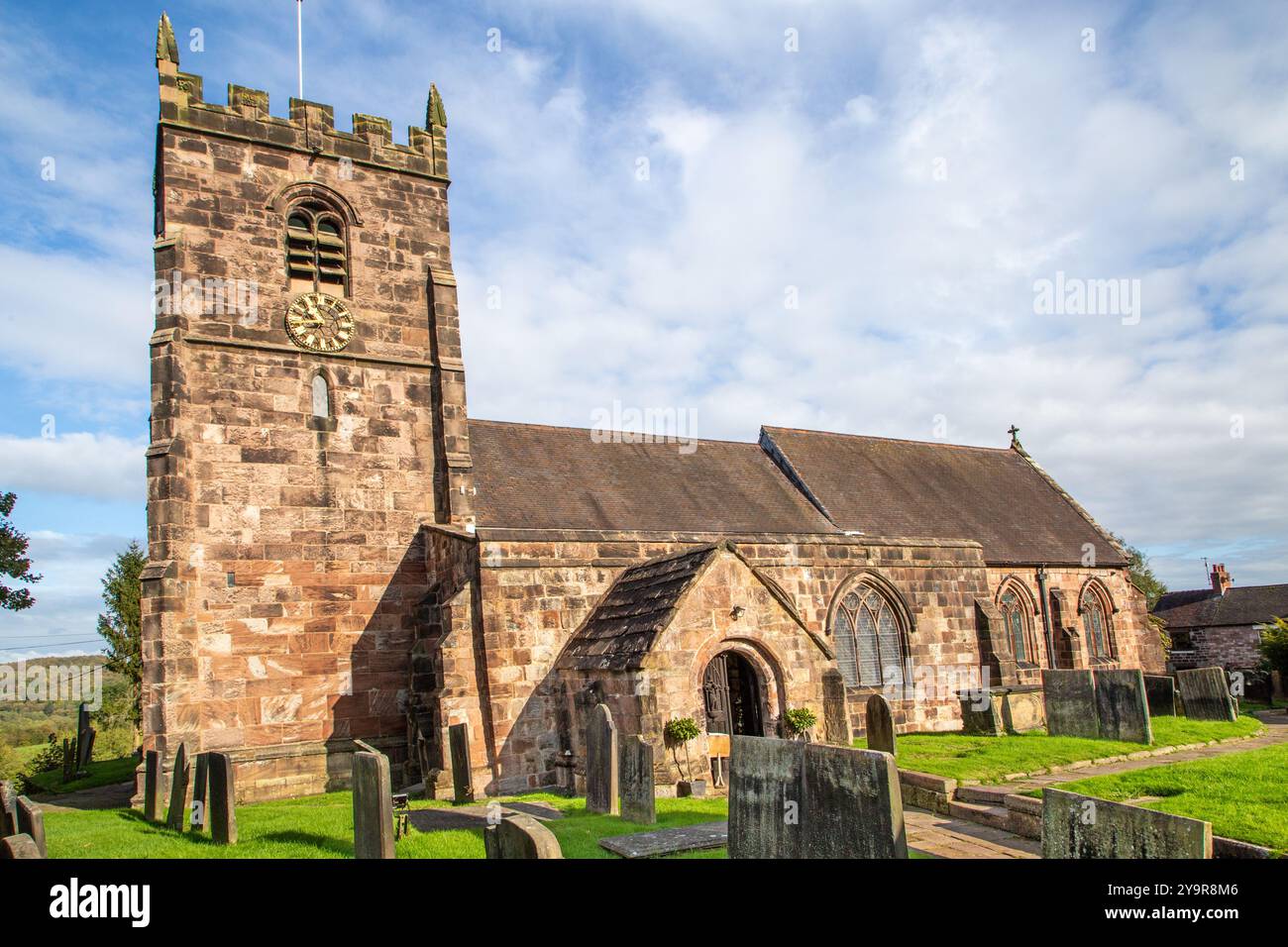 La Chiesa di Edoardo Confessore e sagrato del XIII secolo, Cheddleton Staffordshire Inghilterra Foto Stock