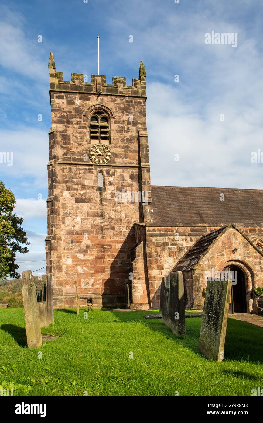 La Chiesa di Edoardo Confessore e sagrato del XIII secolo, Cheddleton Staffordshire Inghilterra Foto Stock