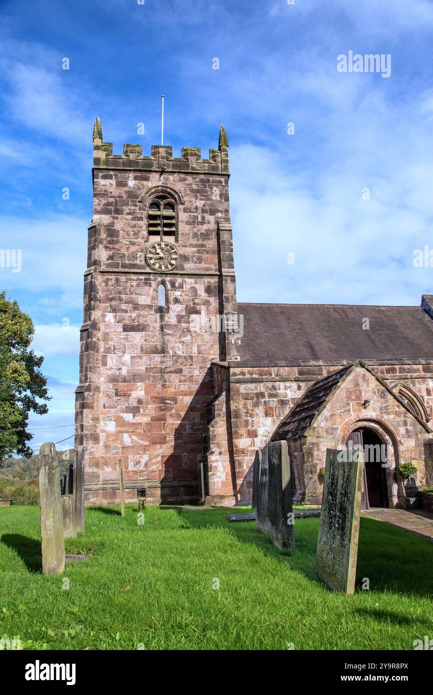 La Chiesa di Edoardo Confessore e sagrato del XIII secolo, Cheddleton Staffordshire Inghilterra Foto Stock