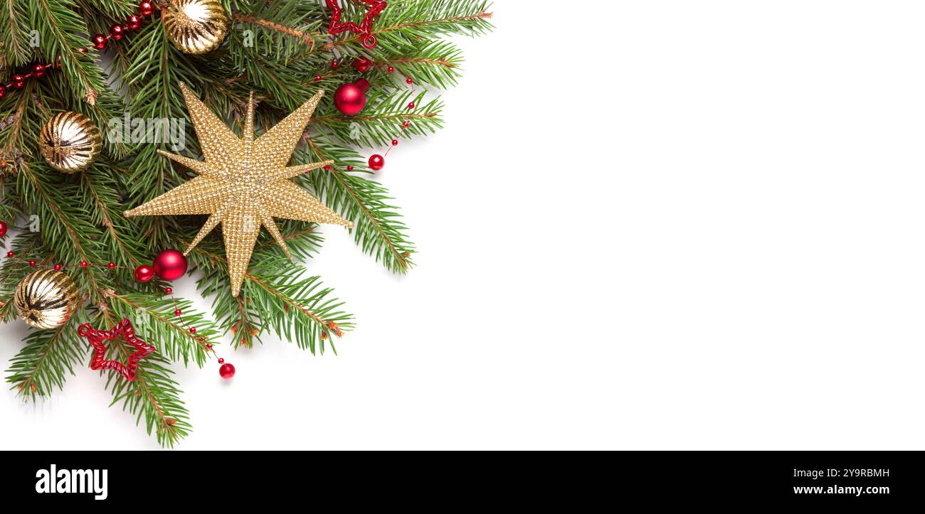 Rami dell'albero di Natale con decorazioni isolate su sfondo bianco. Posizione piatta. Natale e Capodanno Foto Stock