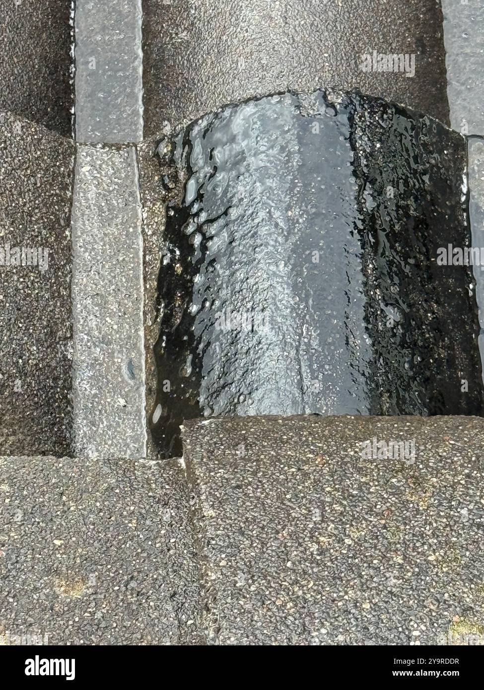 Primo piano di tegole in calcestruzzo sovrapposte con agenti atmosferici e sigillante. Foto Stock