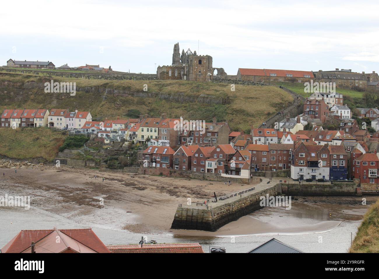 Whitby sul fiume Esk, mostra Whitby Abbey sullo sfondo Foto Stock