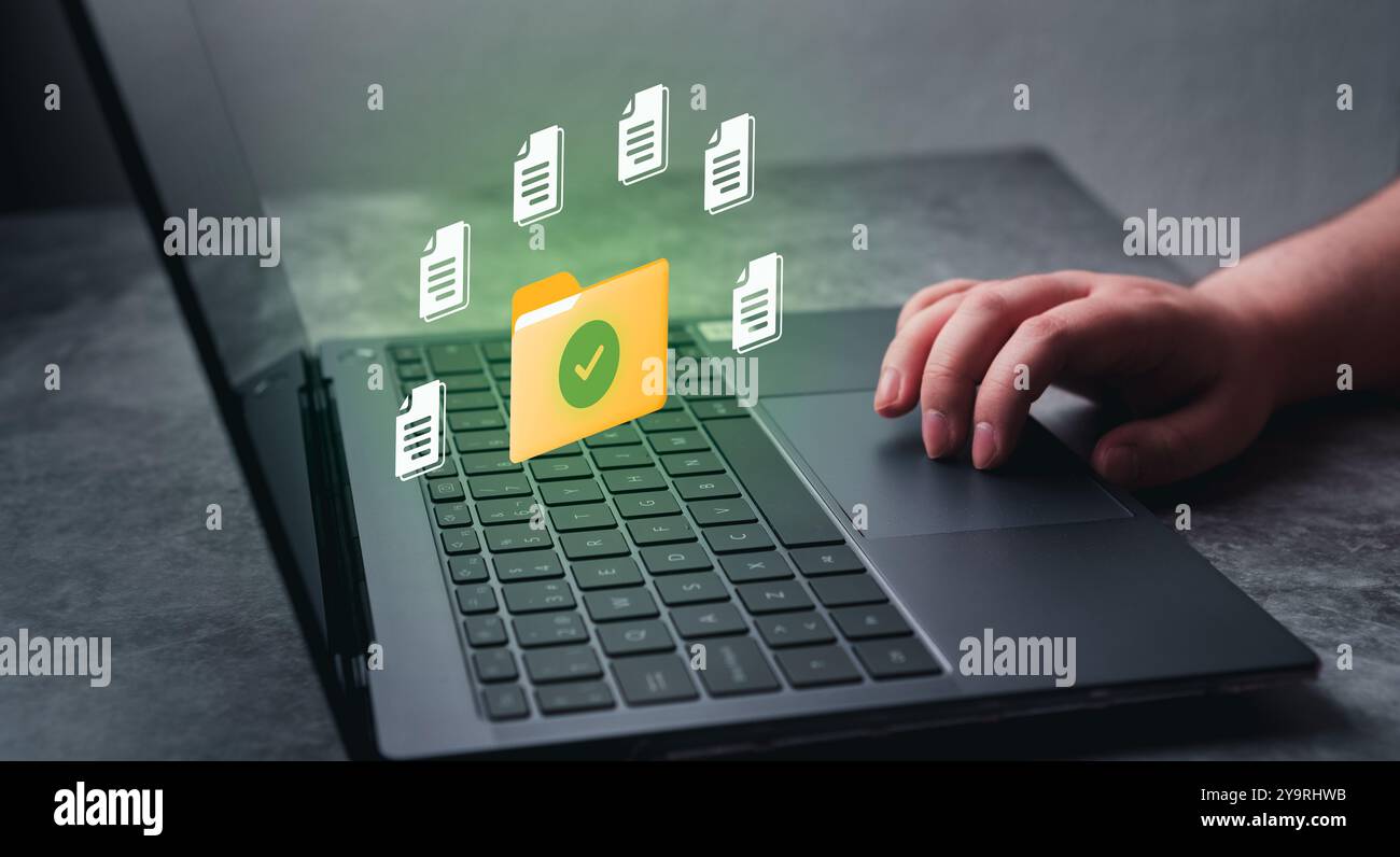 Donna a mano un laptop per DMS Concept. Sistema di gestione dei documenti. Software per memorizzare, organizzare e gestire documenti digitali. Foto Stock